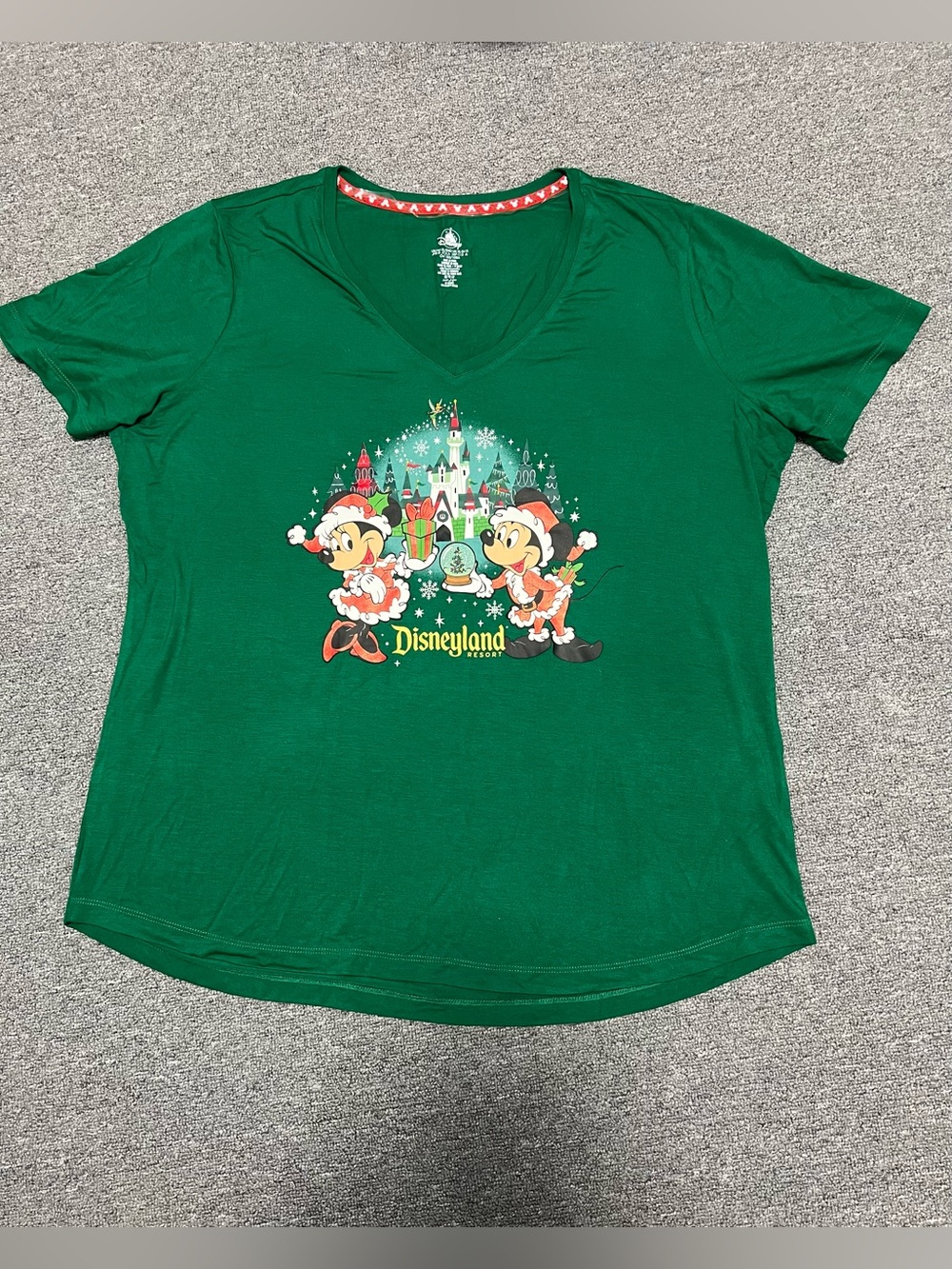 Disneyland Green Holiday Mickey & Minnie V-Neck Tee Women’s XL